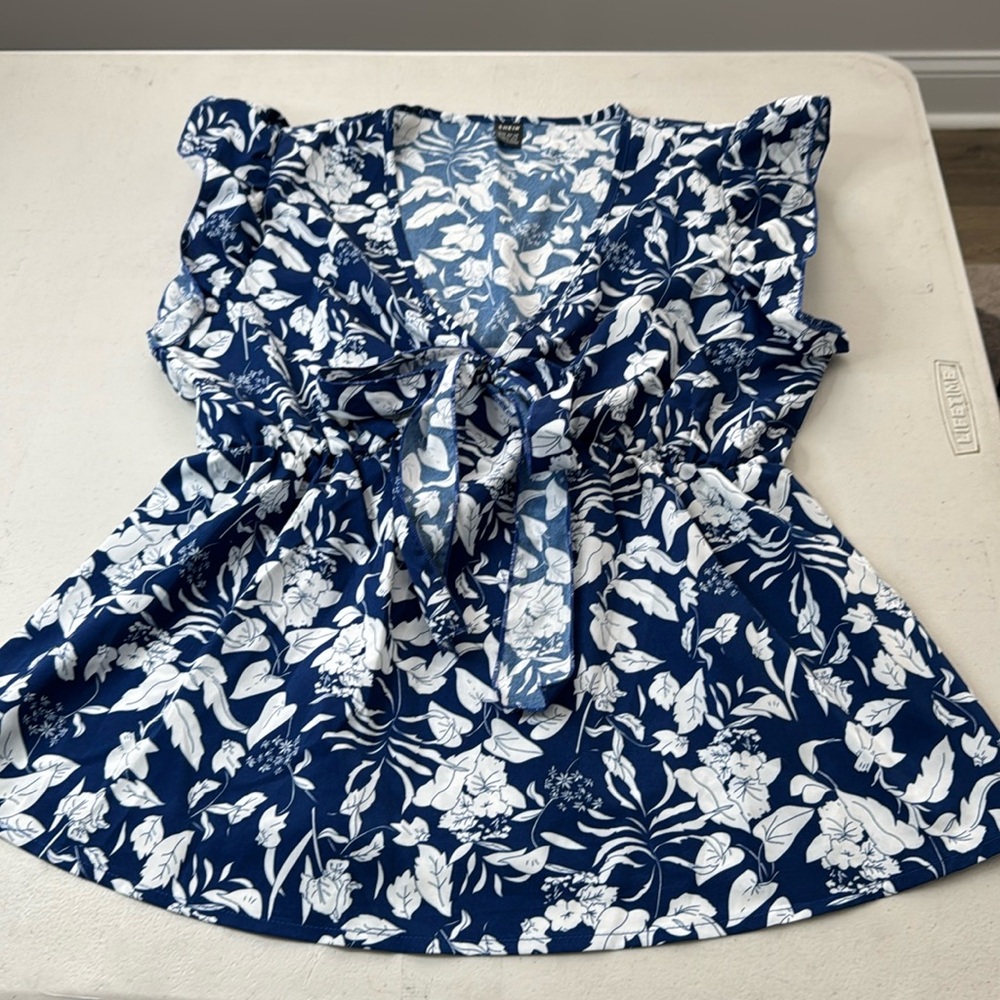 Women’s Floral Shirt with Bow in Center L